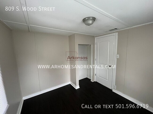 Building Photo - 809 S Wood St