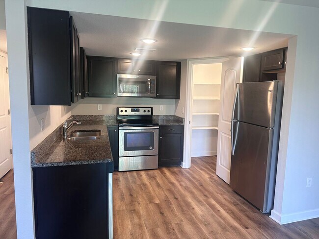 Building Photo - 3 Bed | 2.5 Bath | 2 Car Garage Townhome in Grain Valley w/ Special