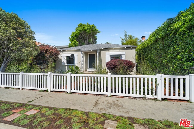 Building Photo - 815 Crestmoore Pl