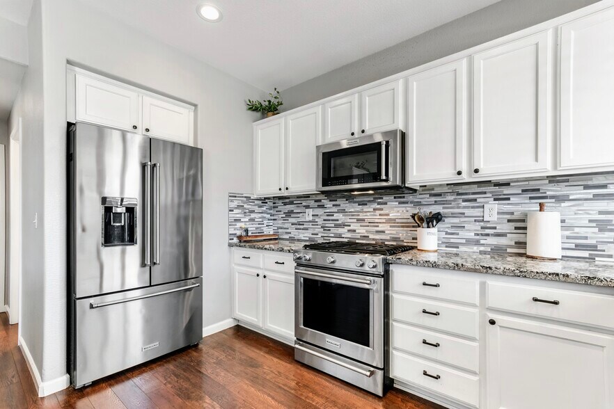 Kitchen - 5006 Rowe Dr
