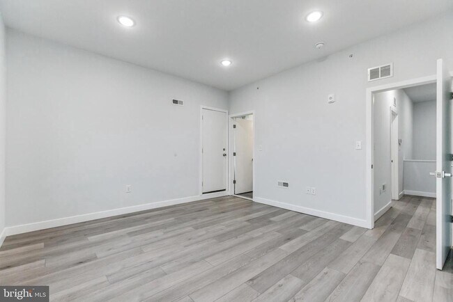 Building Photo - 2301 N 6th St