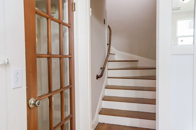 Building Photo - 3 Bed / 2 Bath charming home in upscale neighborhood near Glen Park. YouTube Tour!!