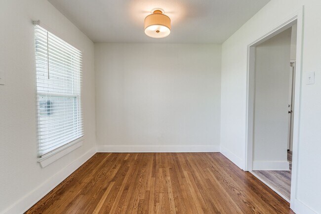 Building Photo - Charming 2-Bedroom Home with Updated Kitch...
