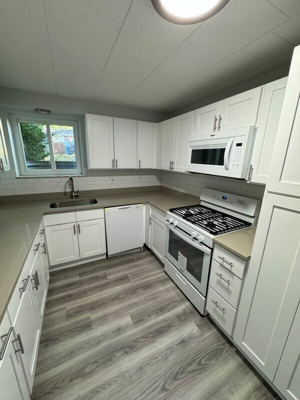 Building Photo - 908 Erdner Ave