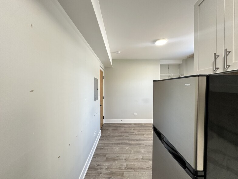 Building Photo - 553 W Belmont Ave