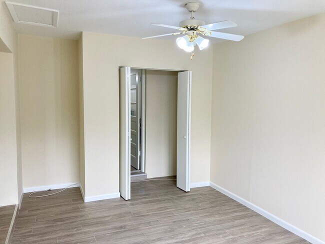 Building Photo - Clean ready to go 2/1 in Beverly Hills!
