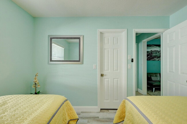 Building Photo - 238 SW Grove Ave