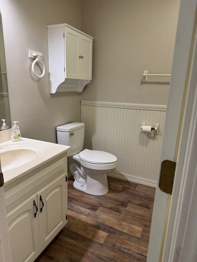 Building Photo - Cute, refreshed home on quiet cul de sac.