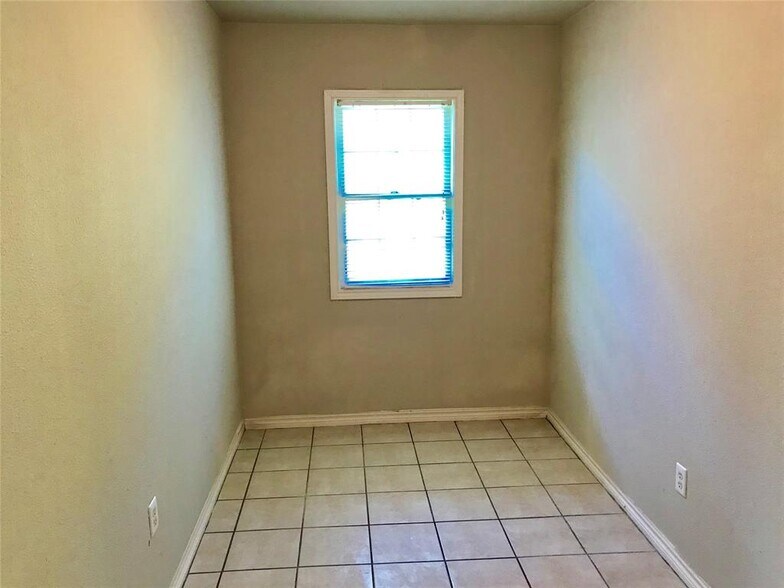 Kitchen Dining Nook. - 114 28th St N