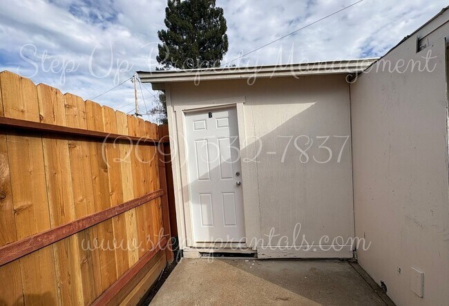 Building Photo - 18669 Pine St