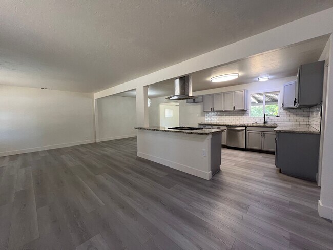 Building Photo - Beauitfully upgraded 3 Bedroom on large lot!