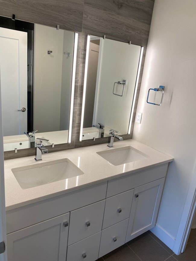 Building Photo - Gorgeous, Modern 3 Bedroom 4 Bathroom Townhouse Near Sloan's Lake