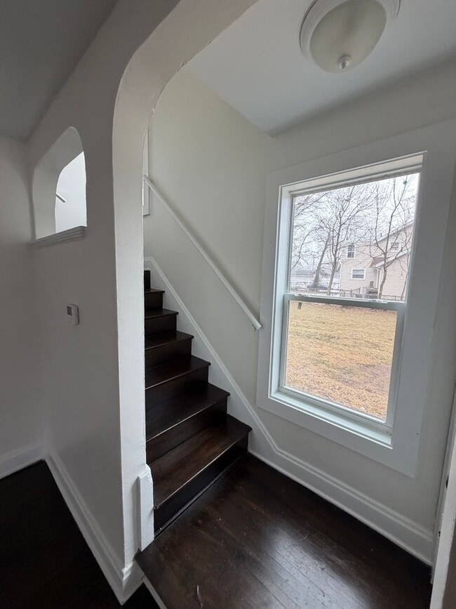 Building Photo - Freshly Renovated 2/1 in the Heart of Columbus