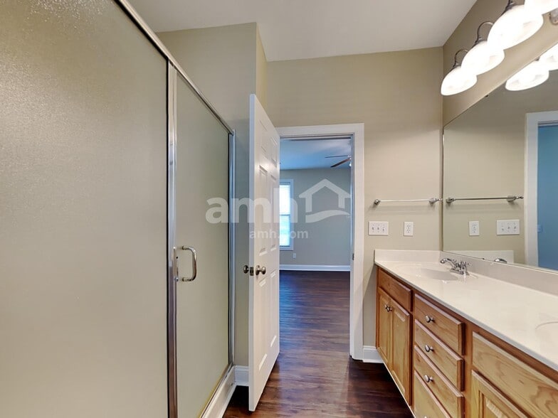 Building Photo - 1085 Moss Grove Dr