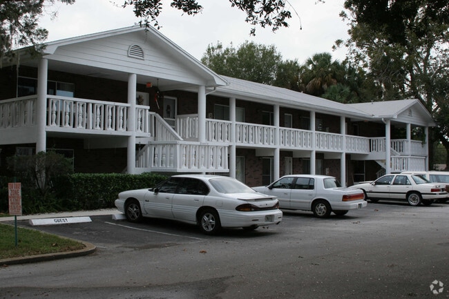 Building Photo - Century Oaks