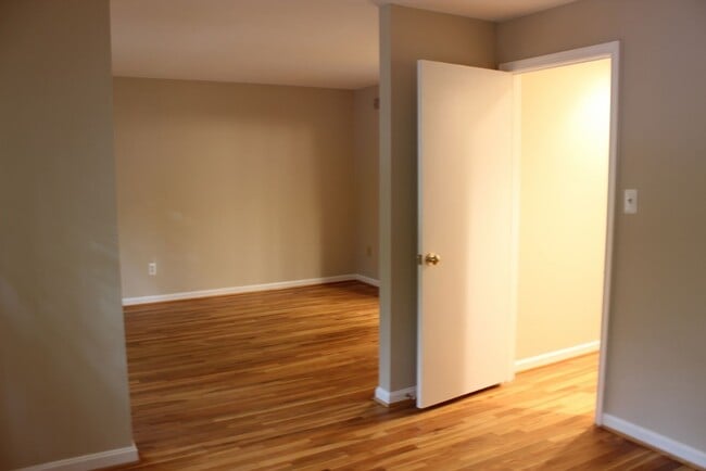 Building Photo - Beautiful 3 bed 2.5 Bath End Unit Brick To...