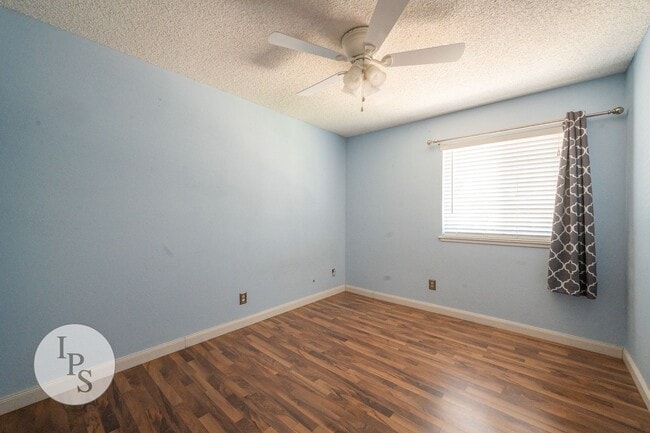 Building Photo - WoodWard Lake Home, 3BR/2.5BA, Built 1986 ...