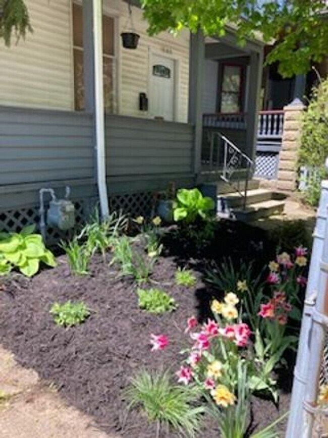 Building Photo - 3 Bedroom 2 Full Bath TownHouse with 2 car tandem  Parking for Rent