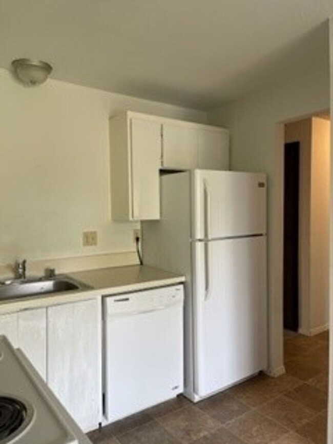 Building Photo - Cute & Spacious 2 Bedroom 1 Bath 4 Plex in...