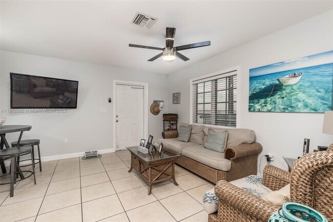 Building Photo - 325 Calusa St