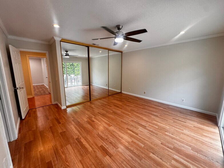 Building Photo - 925 Royal Oaks Dr