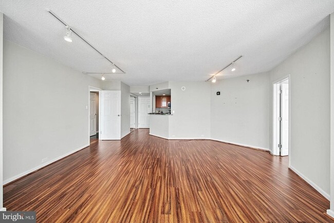 Building Photo - Beautifully renovated contemporary condo