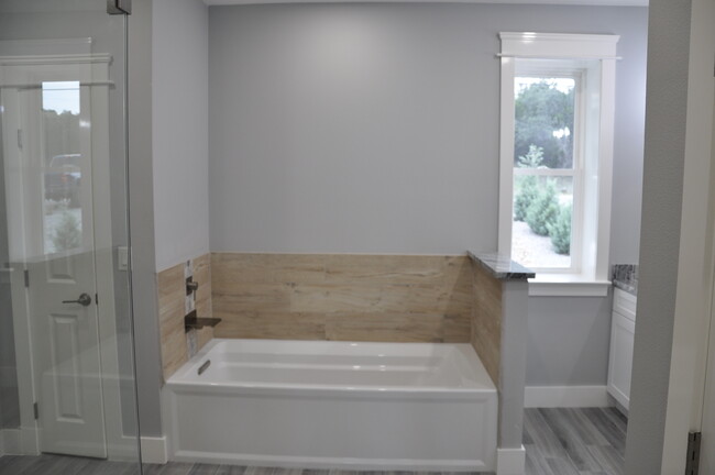 MSTR Bath Tub - 22108 Moulin Dr