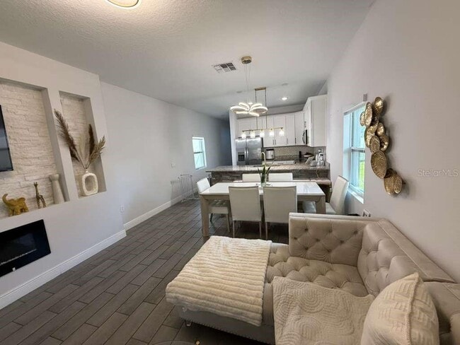 Building Photo - 408 N Finley Ave