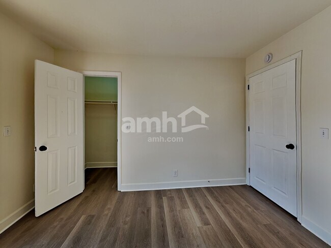 Building Photo - 7012 Poplar Creek Trce