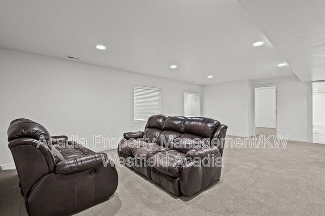 Building Photo - 298 Old Farm Ln