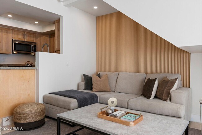 Building Photo - 1820 E Morten Ave