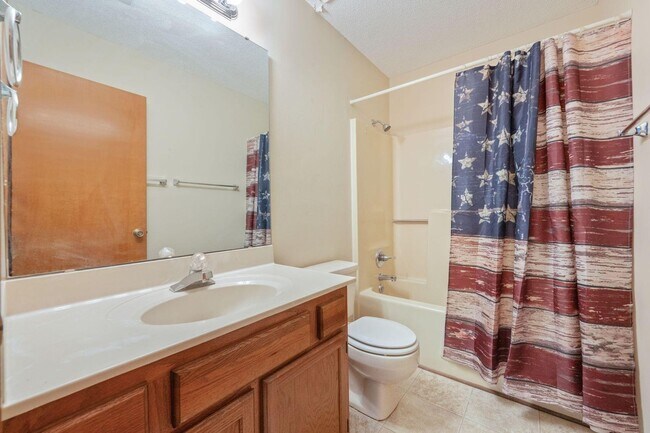 Building Photo - Enjoy resort-style amenities with this rental!