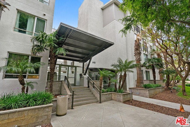 Building Photo - 6400 Crescent Prk E