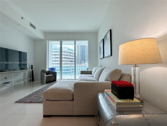 Primary Photo - 950 Brickell Bay Dr