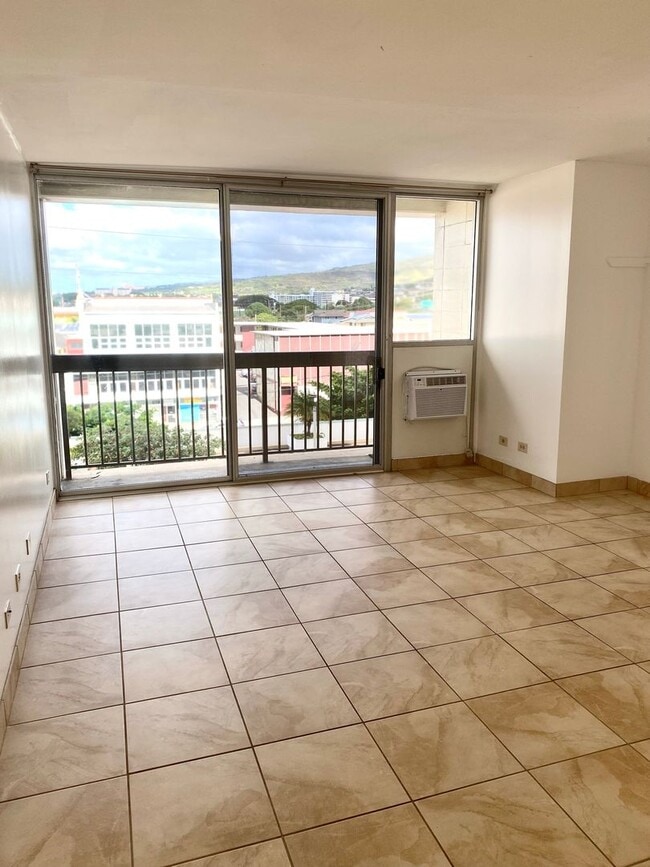Building Photo - Liliha Square - 2 Bedroom 1 Bath 1 Parking