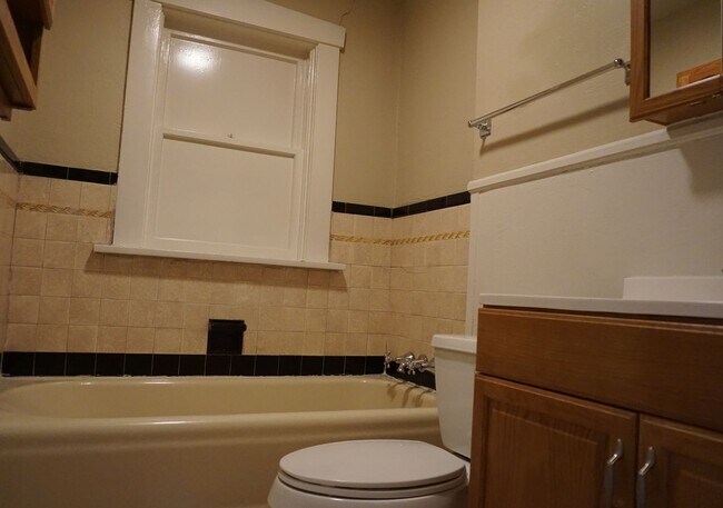 Building Photo - Bungalow/Office 2 Bedroom 2 Bath