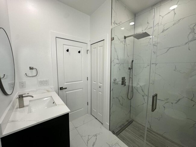 Building Photo - 325 Paulcrest Ave