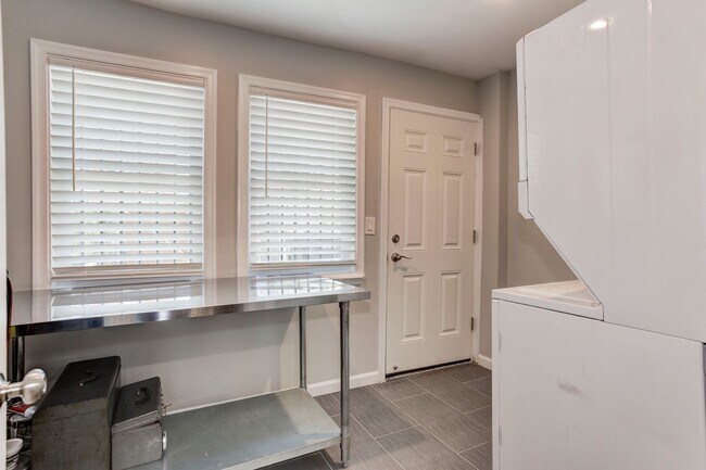 Building Photo - Trinidad Rowhome | 2 Bed | 1 Bath | 800 Sf | Large Fenced-In Front Porch & Fenced-in Backyard | 2...