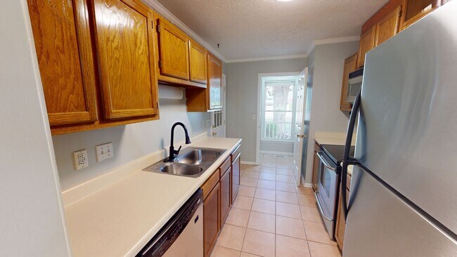 Building Photo - Charming 3 bedroom / 2 bathroom home with large fenced backyard near shopping & Fort Bragg!
