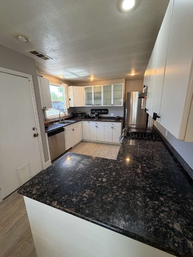 Building Photo - "Charming 3-Bedroom Oasis with Granite Elegance & Hardwood Warmth in Concord!"