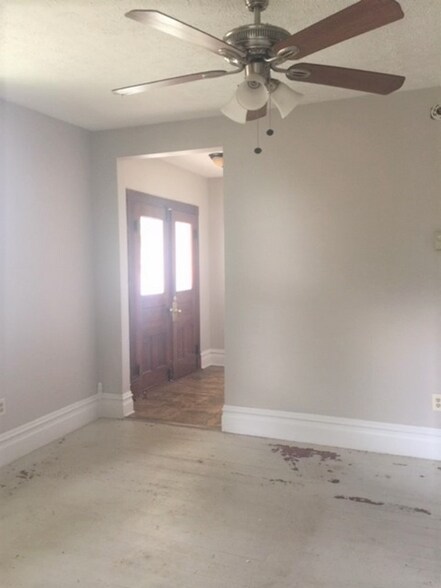 Building Photo - 221 S Poplar Ave