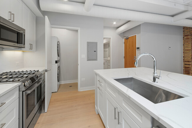 Building Photo - 4637 N Ashland Ave