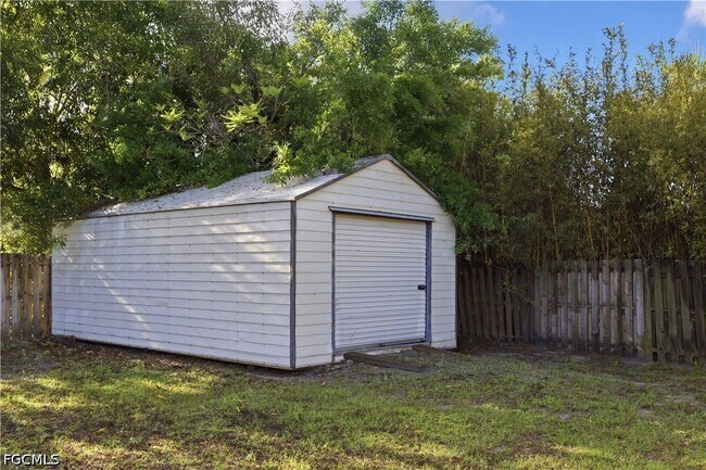 Building Photo - 4652 Siesta Cir