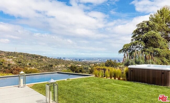 Building Photo - 2528 Westridge Rd