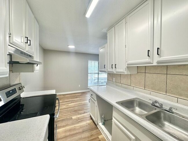 Building Photo - Available Now: Affordable Downtown Living!