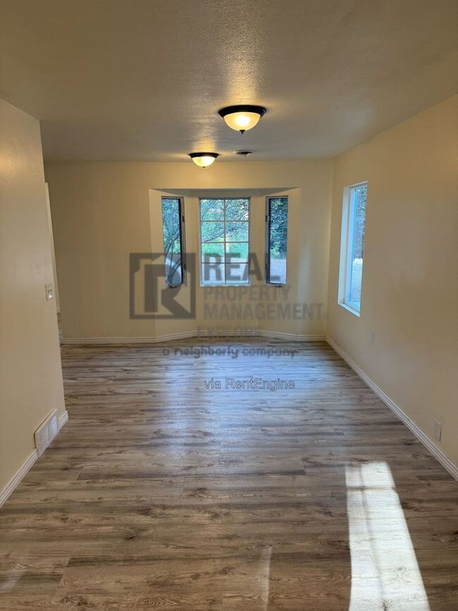 Building Photo - 1533 3rd Ave W