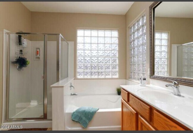 Building Photo - 3077 E Kingbird Pl