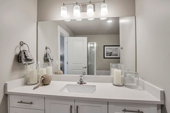 Building Photo - Do not miss out on this exquisite two story home in Orem.