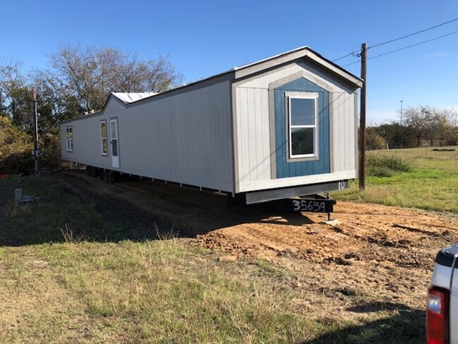 Building Photo - 3 Bedroom/2 Bath home on large lot