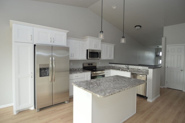 Building Photo - 4 bed 2 bath Townhome for rent!